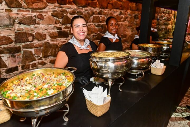 Vini Figueira assina buffet do Arraiá do Alô Alô Bahia com mais de 25 opções inspiradas no São João