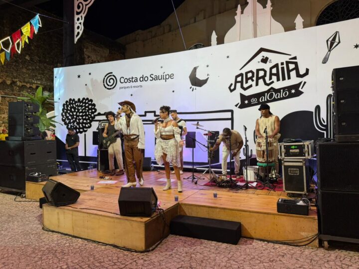 Banda Fuá reúne multidão e celebra tradição do forró no Arraiá do Alô Alô Bahia