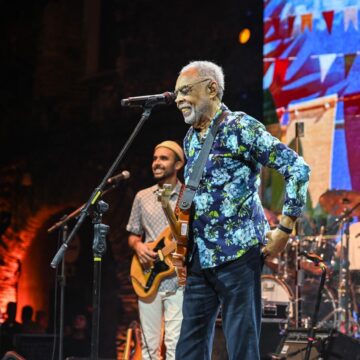 Gilberto Gil dá show de energia e empolga público com samba no pé no Arraiá do Alô Alô; veja vídeo