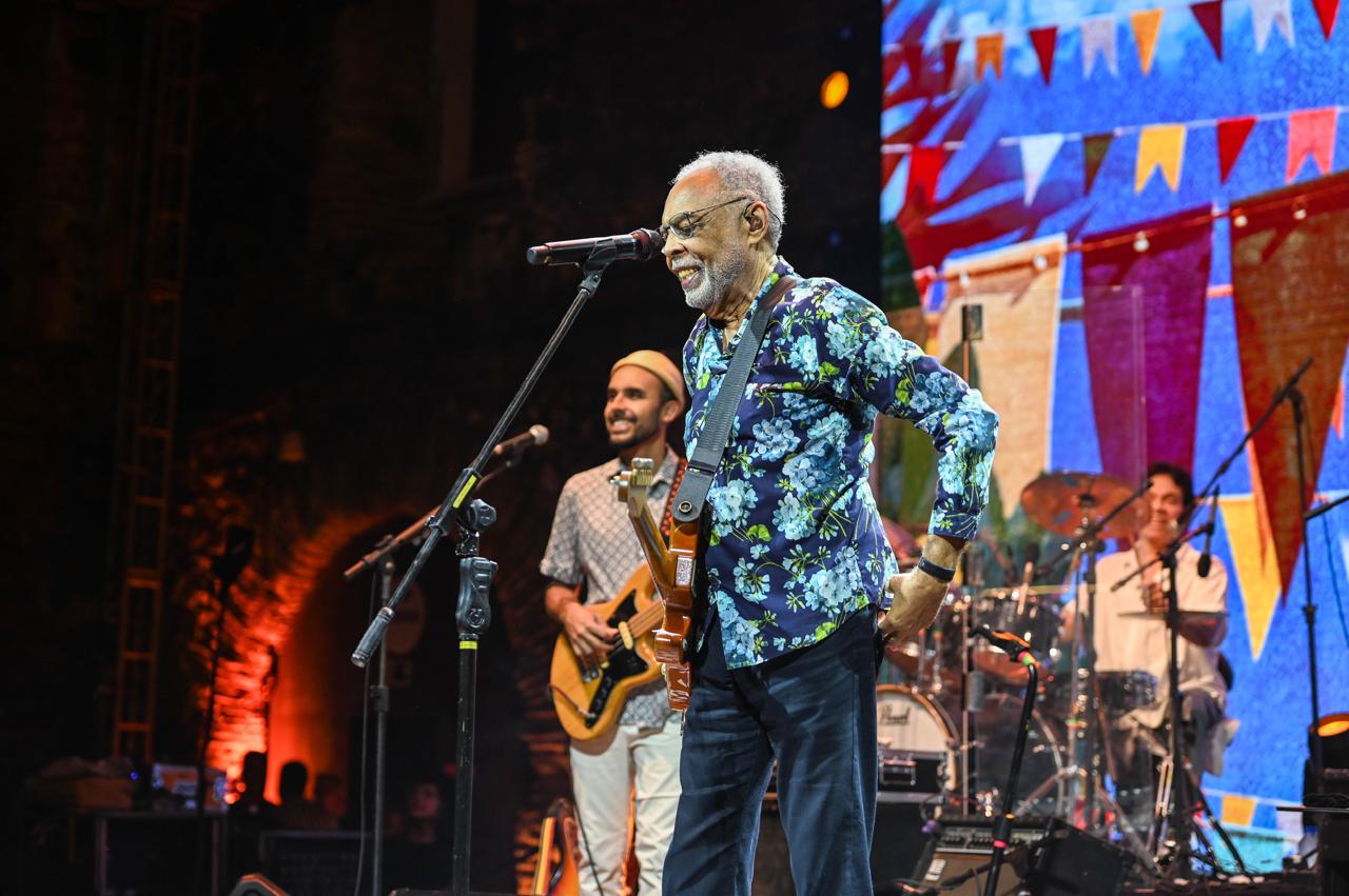 Gilberto Gil dá show de energia e empolga público com samba no pé no Arraiá do Alô Alô; veja vídeo