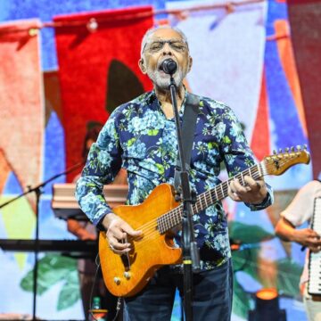 Em clima junino, Gilberto Gil comanda show especial no Arraiá do Alô Alô