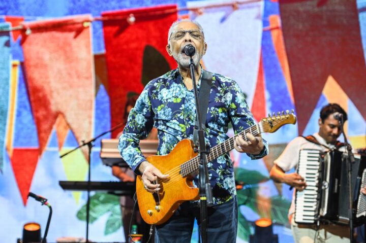 Em clima junino, Gilberto Gil comanda show especial no Arraiá do Alô Alô