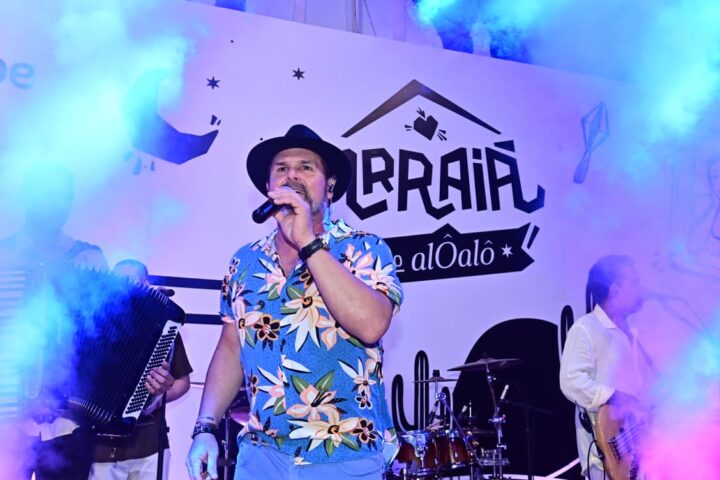 Estakazero relembra sucessos do forró no Arraiá do Alô Alô
