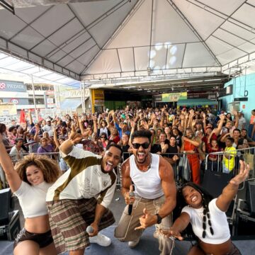 Parangolé reúne multidão na Estação da Lapa com show gratuito e participação de O Kanalha