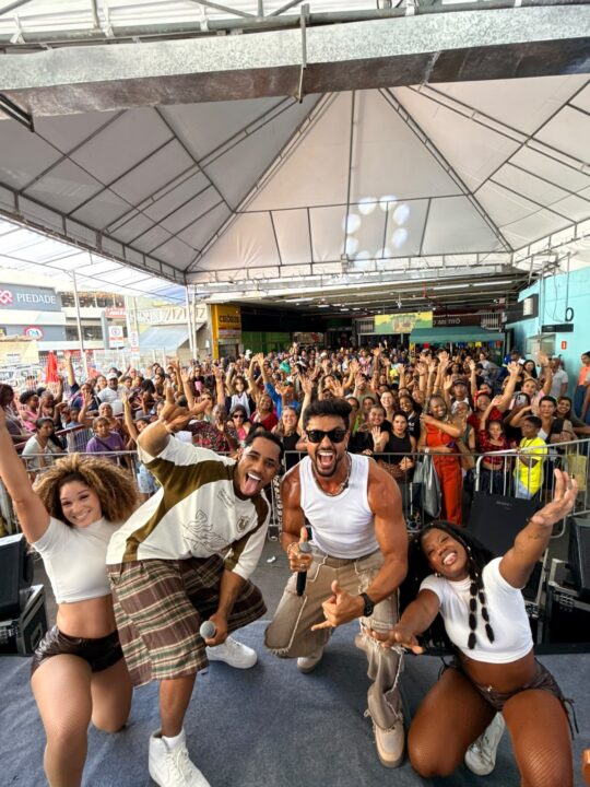 Parangolé reúne multidão na Estação da Lapa com show gratuito e participação de O Kanalha