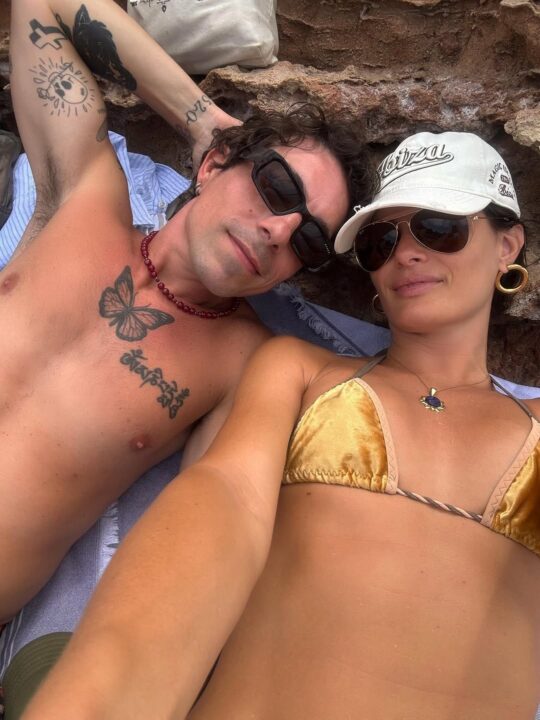 Isabeli Fontana posta foto de Di Ferrero sem roupa e faz declaração: ‘A melhor parte da viagem é ter você’