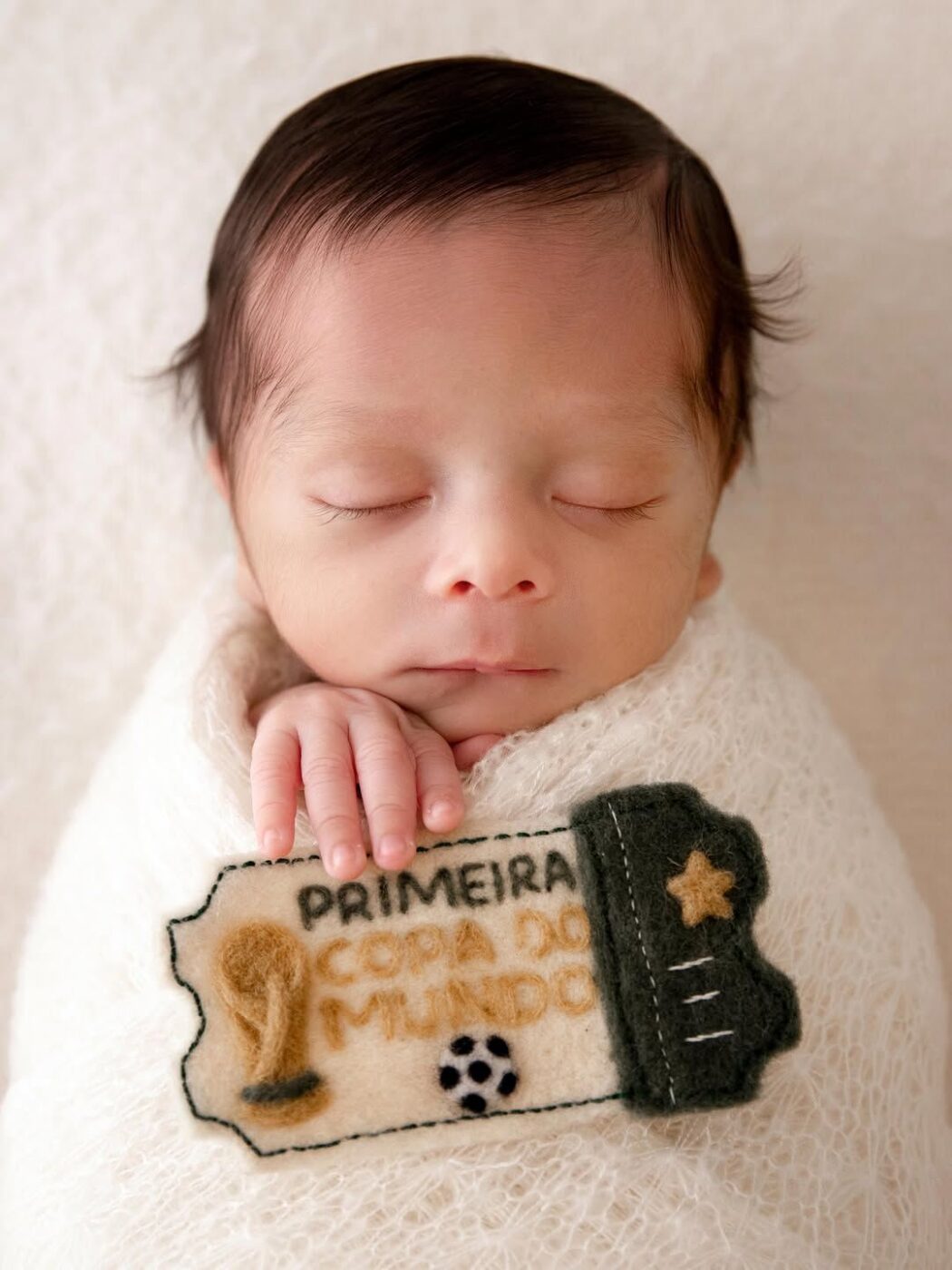 Aos 24 dias, filho de Lore Improta e Léo Santana surge em ensaio newborn: ‘Primeira Copa do Mundo’
