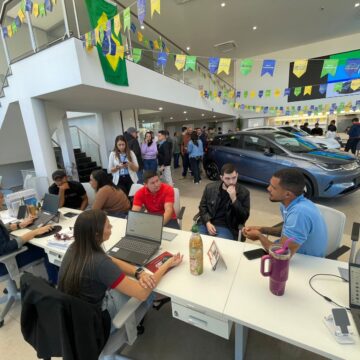 BYD tem concessionárias lotadas e atende quase 15 mil motoristas no primeiro dia do Move Brasil
