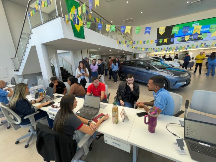 BYD tem concessionárias lotadas e atende quase 15 mil motoristas no primeiro dia do Move Brasil