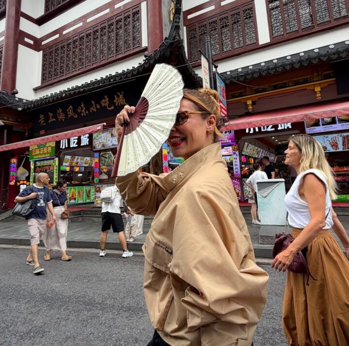 Paolla Oliveira compartilha fotos de viagem por Xangai, na China