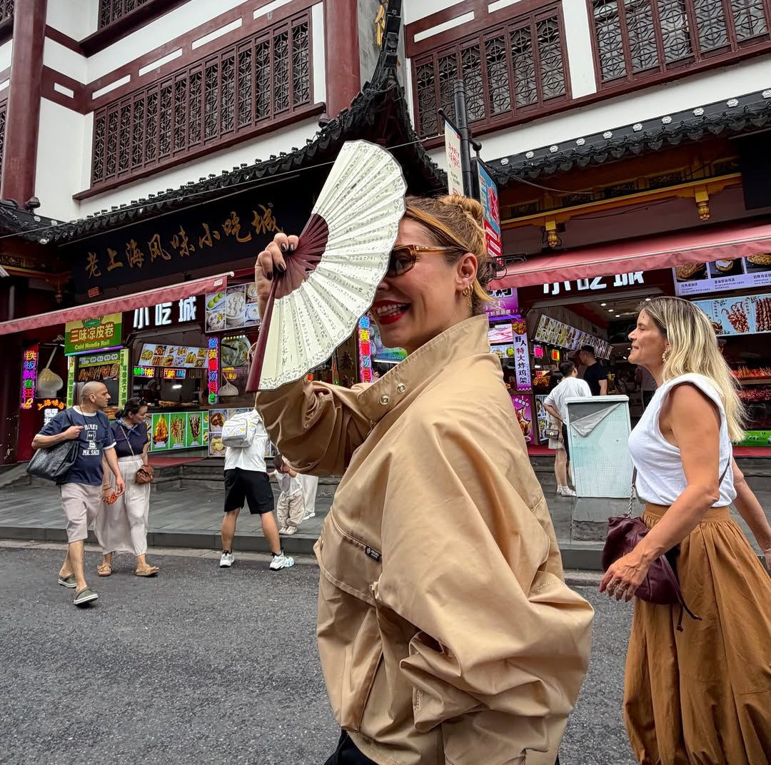 Paolla Oliveira compartilha fotos de viagem por Xangai, na China