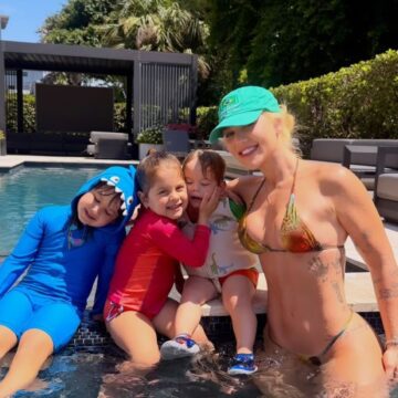 Virginia Fonseca curte dia de piscina com os filhos em Orlando
