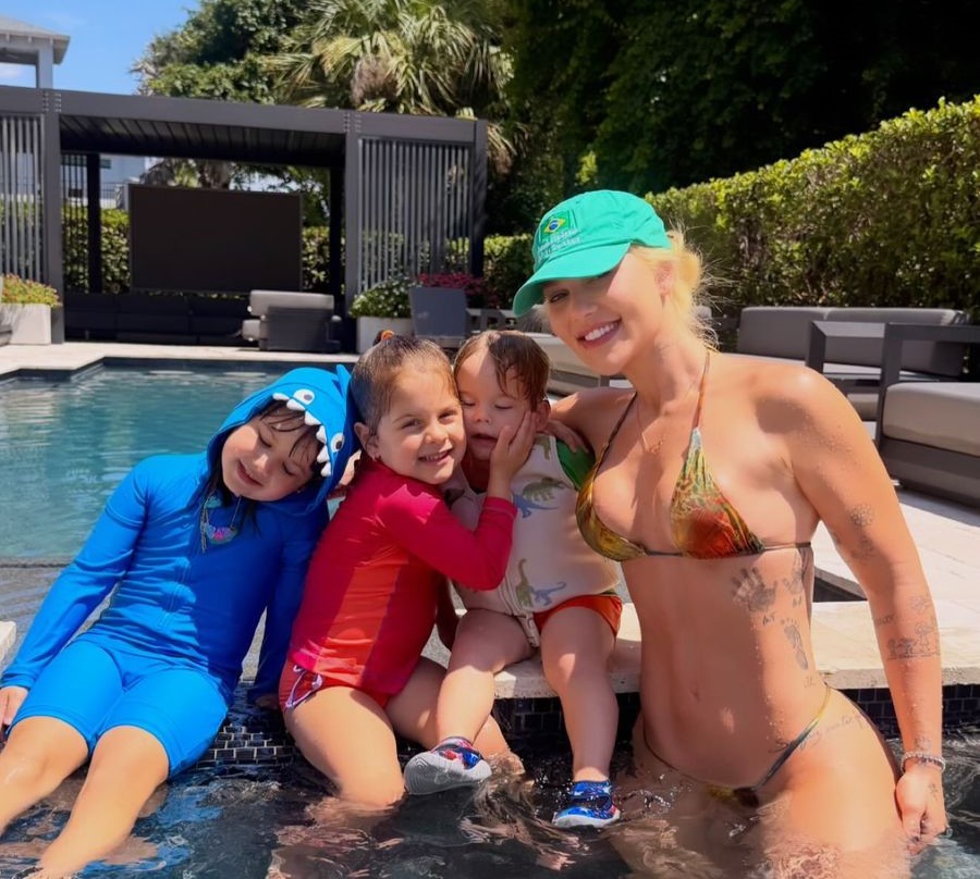 Virginia Fonseca curte dia de piscina com os filhos em Orlando