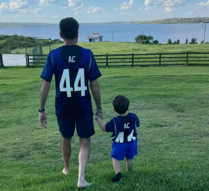 ACM Neto passeia com o filho Antônio na fazenda e revela palpite do caçula para Copa