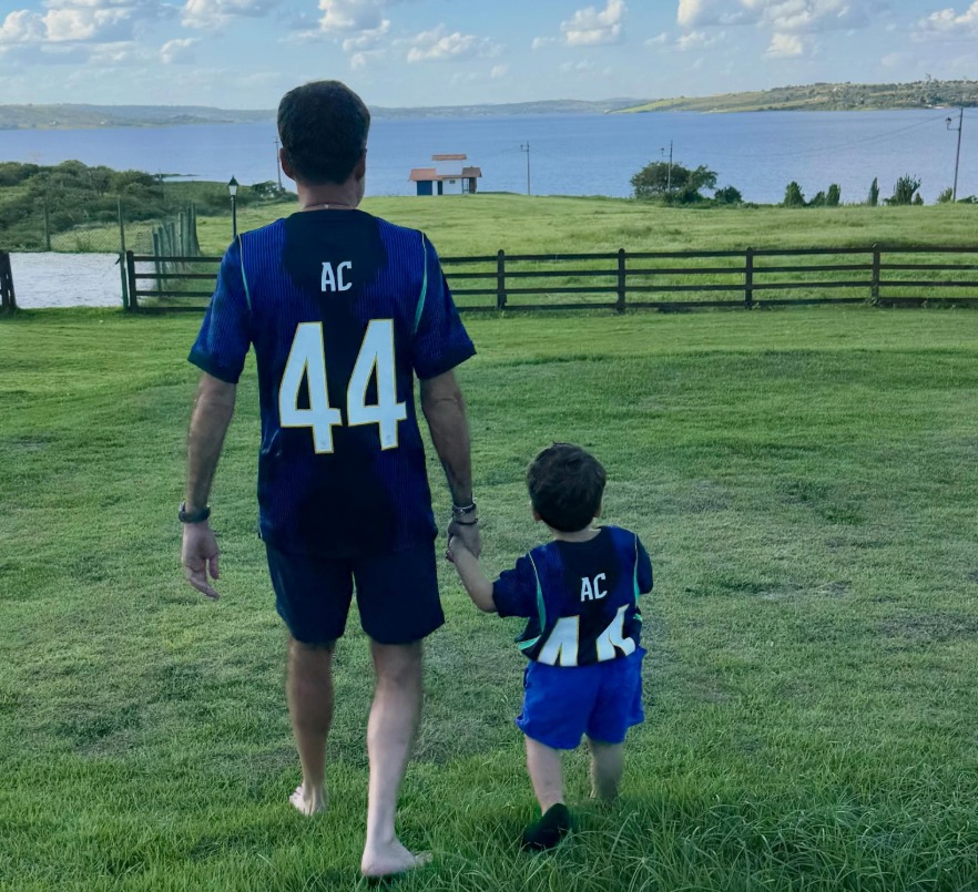 ACM Neto passeia com o filho Antônio na fazenda e revela palpite do caçula para Copa