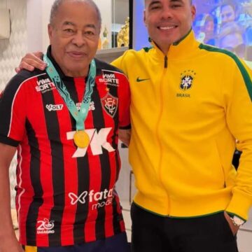 Lenda da Copa de 70, Jairzinho aparece com camisa do Vitória e agita torcedores