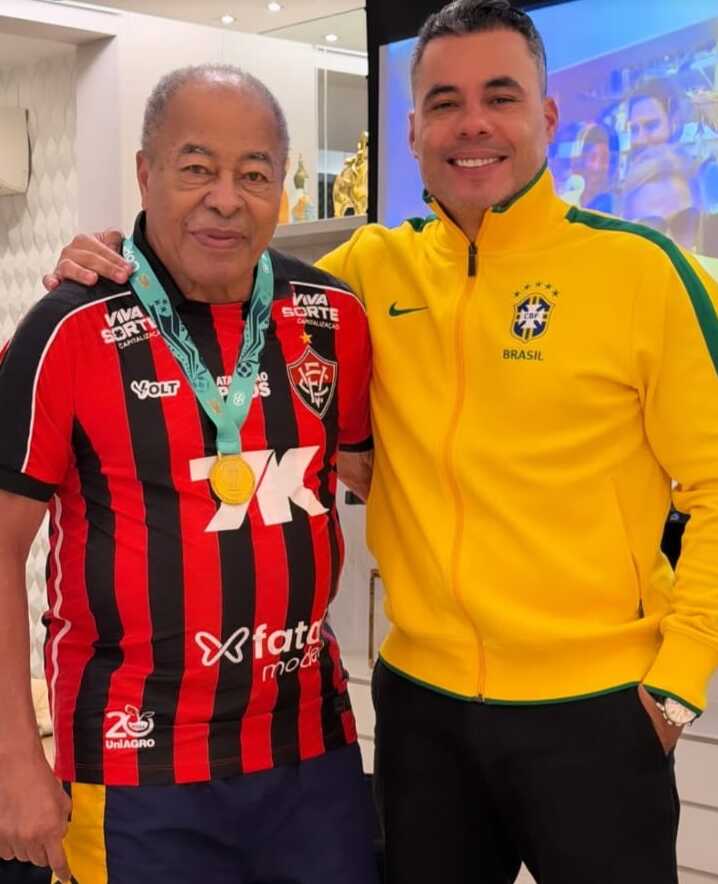 Lenda da Copa de 70, Jairzinho aparece com camisa do Vitória e agita torcedores