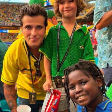 Bruno Gagliasso celebra primeira Copa com os filhos em jogo do Brasil; veja fotos