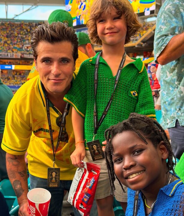 Bruno Gagliasso celebra primeira Copa com os filhos em jogo do Brasil; veja fotos