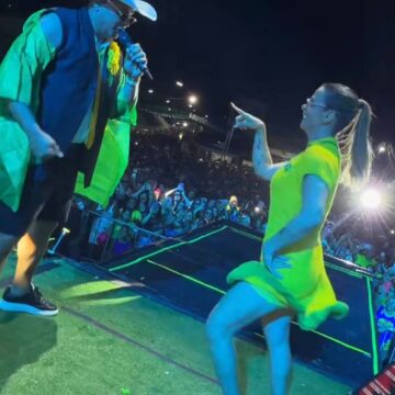 Carla Perez sobe no palco durante show de Xanddy na Bahia e dá show de molejo