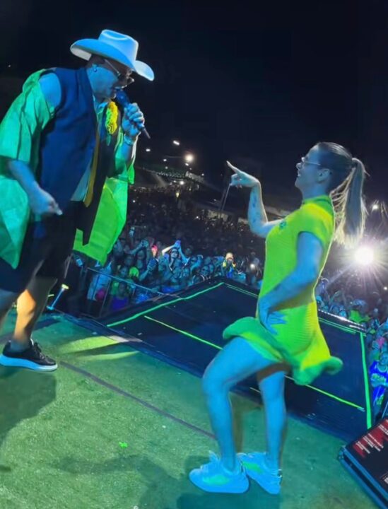 Carla Perez sobe no palco durante show de Xanddy na Bahia e dá show de molejo