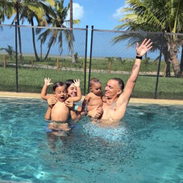 João Gomes e Ary Mirelle curtem domingo de sol em família