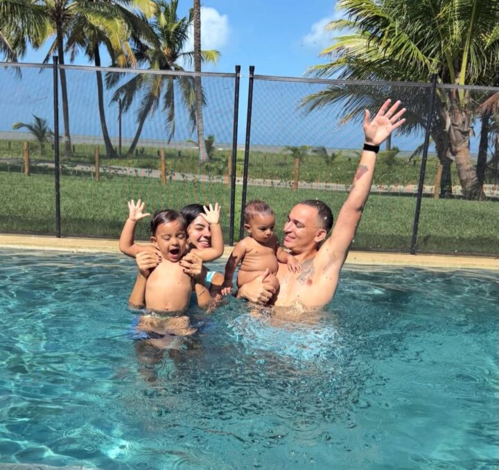 João Gomes e Ary Mirelle curtem domingo de sol em família