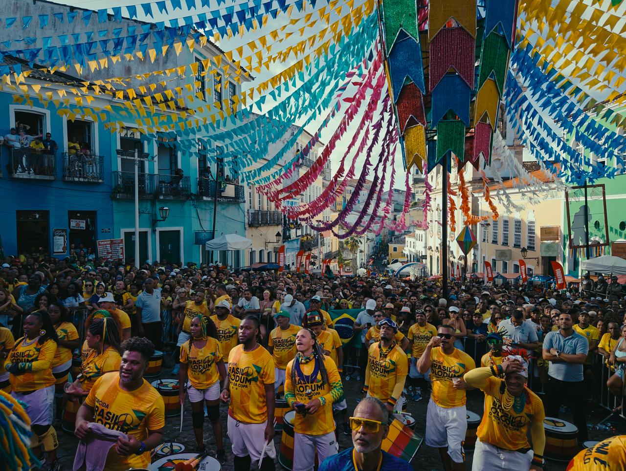 Olodum comanda festa da classificação da Seleção Brasileira no Pelourinho