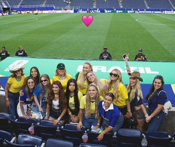Após vitória do Brasil, ‘selesposas’ posam juntas; Bruna Biancardi fica de fora da foto
