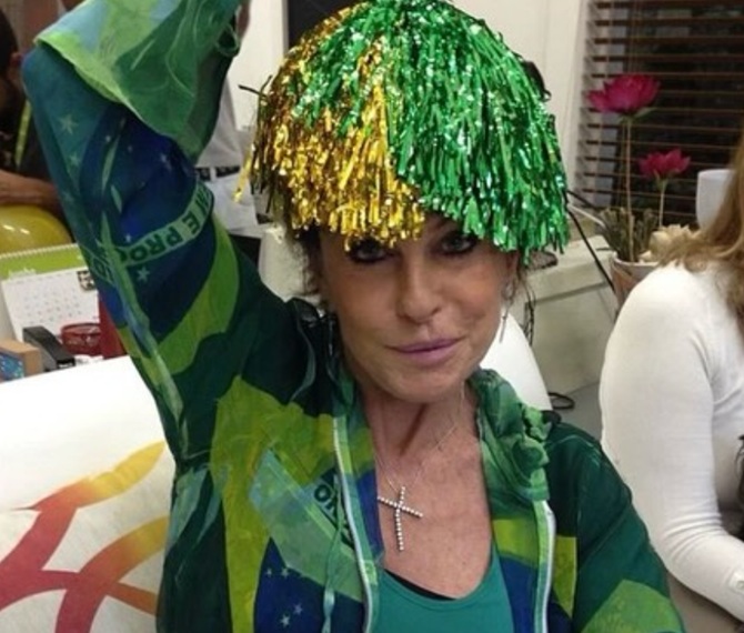 Em clima de Copa, Ana Maria Braga resgata fotos antigas para torcer pelo Brasil