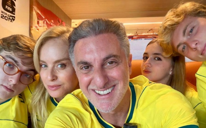 Angélica abre álbum curtindo a Copa do Mundo com Huck e os filhos