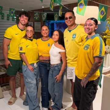 Xanddy reúne a família e comemora aniversário em clima de Copa em Salvador