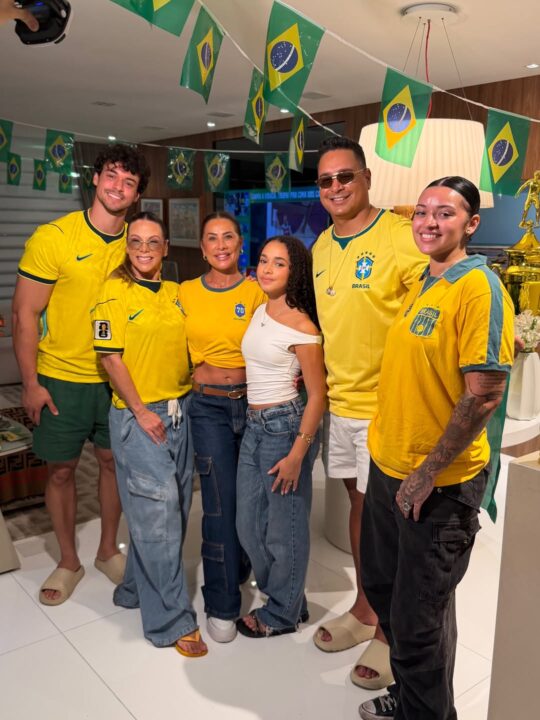 Xanddy reúne a família e comemora aniversário em clima de Copa em Salvador