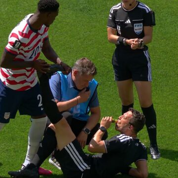 Árbitro cai em campo, toma ‘suco de picles’ e volta a apitar jogo na Copa do Mundo