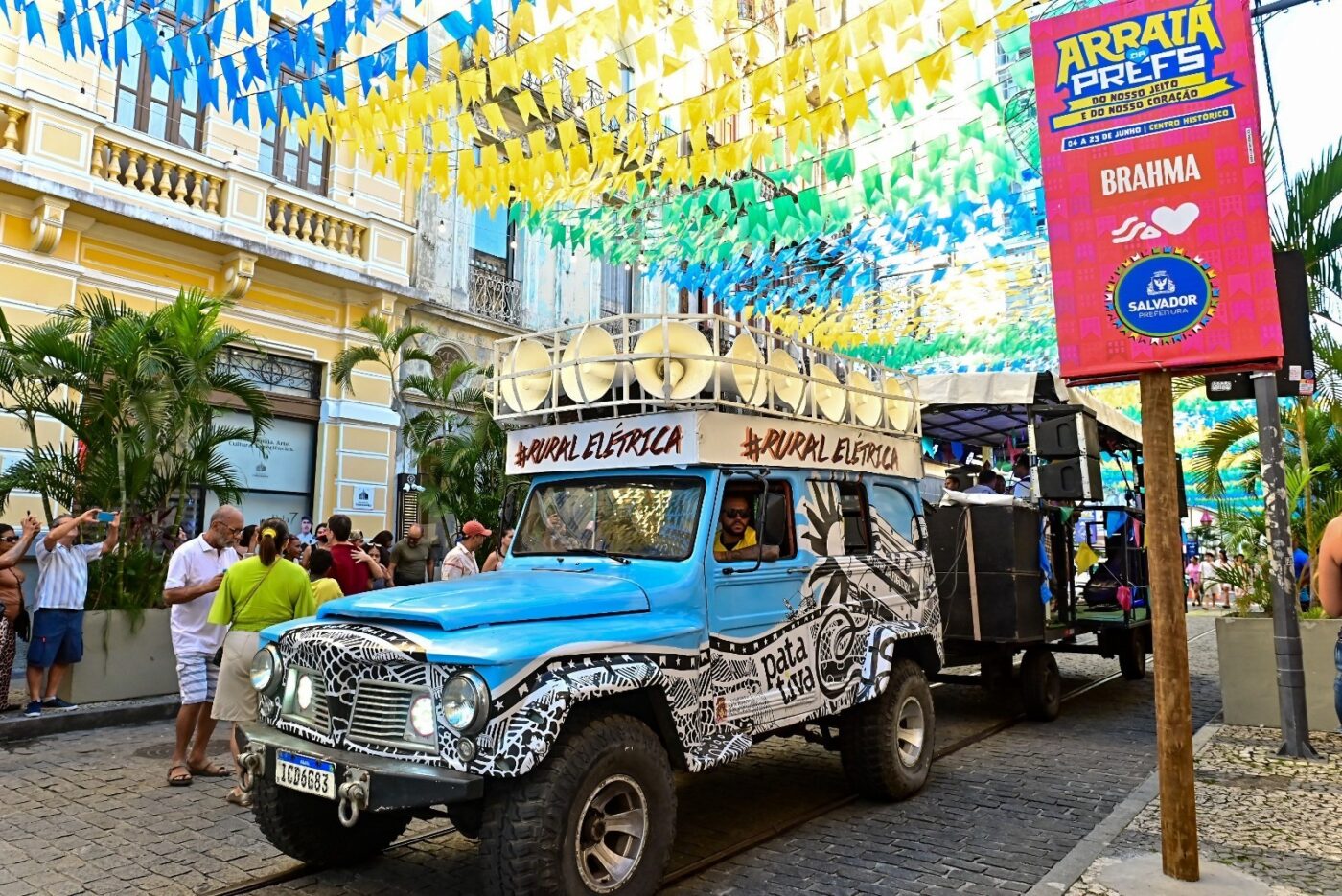 Arrastão da Rural Elétrica leva forró raiz e anima público no Centro Histórico de Salvador; veja fotos