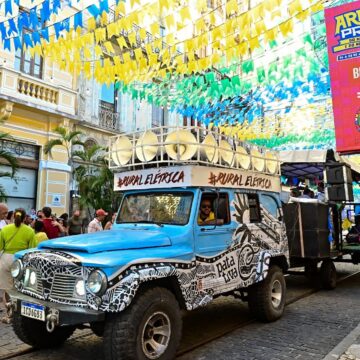 Arrastão da Rural Elétrica leva forró raiz e anima público no Centro Histórico de Salvador; veja fotos