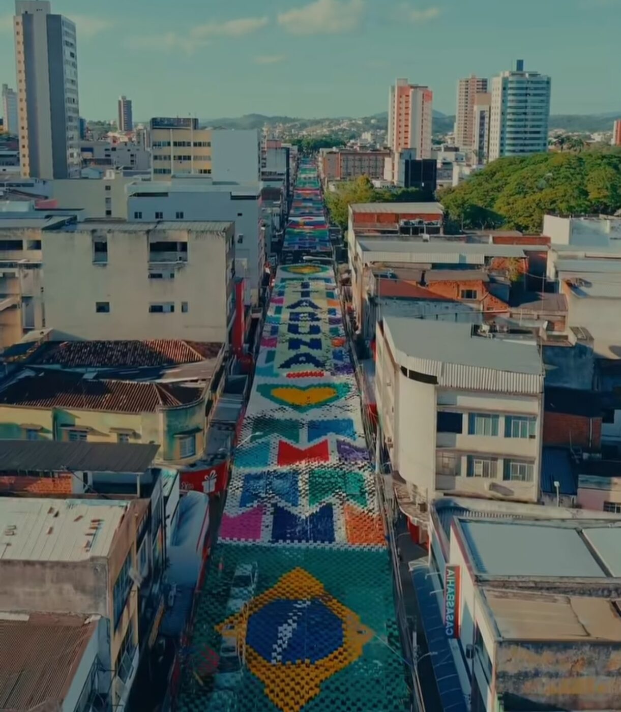 Clima de Copa: avenida de 1,4 km em Itabuna vira atração com bandeiras das seleções
