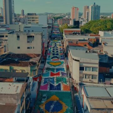 Clima de Copa: avenida de 1,4 km em Itabuna vira atração com bandeiras das seleções