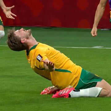 Austrália vence Turquia por 2 a 0 na Copa do Mundo com defesa sólida e golaços na estreia no Grupo D