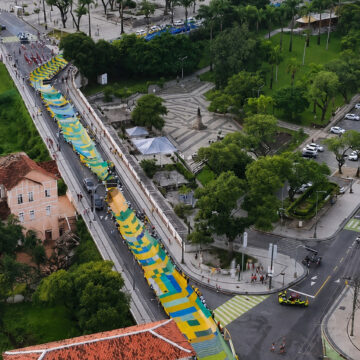 Bandeirão da Copa com mais de 3 mil m² transforma a Ladeira do Bonfim em corredor verde e amarelo em Salvador