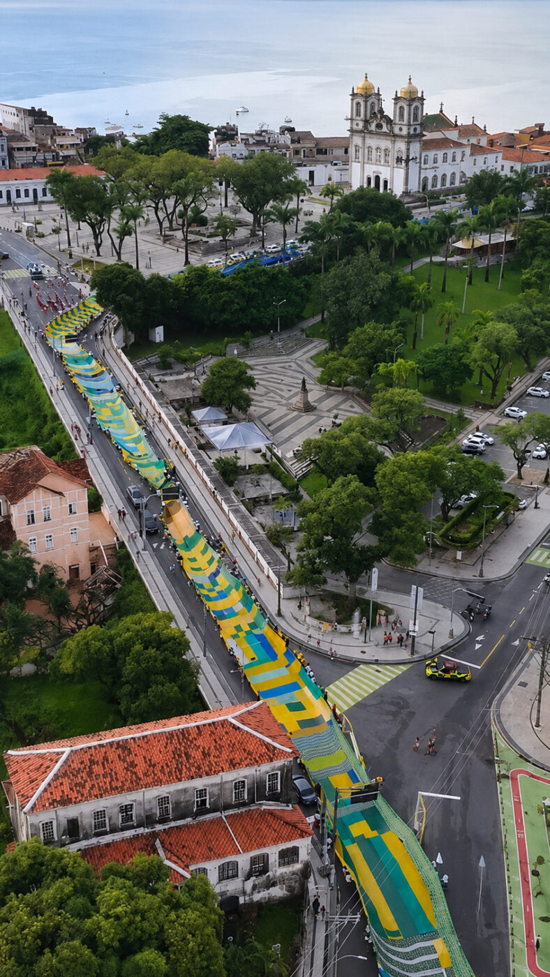 Bandeirão da Copa com mais de 3 mil m² transforma a Ladeira do Bonfim em corredor verde e amarelo em Salvador