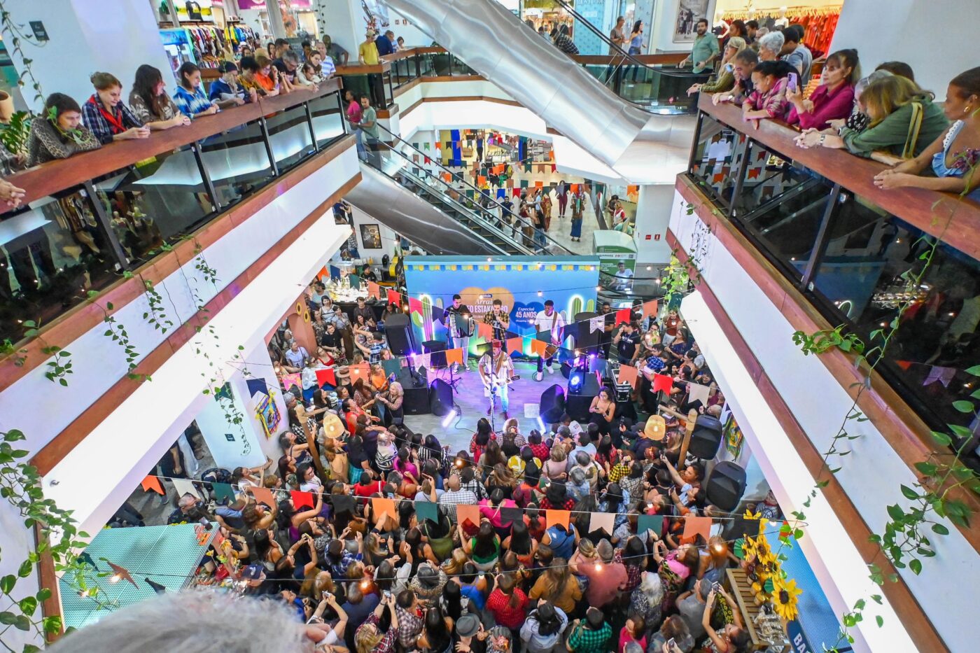 Arraiá do Léo Estakazero - Shopping Itaigara 