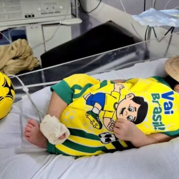 Bebês de UTI neonatal na Bahia participam de ensaio temático inspirado na Copa do Mundo