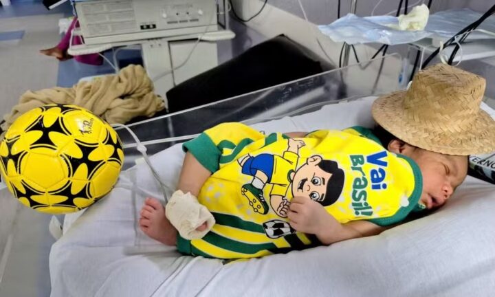Bebês de UTI neonatal na Bahia participam de ensaio temático inspirado na Copa do Mundo