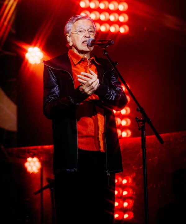 Aos 83 anos, Caetano Veloso mostra disposição durante show em São Paulo
