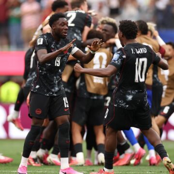 Canadá vence África do Sul nos acréscimos e é a primeira seleção nas oitavas da Copa