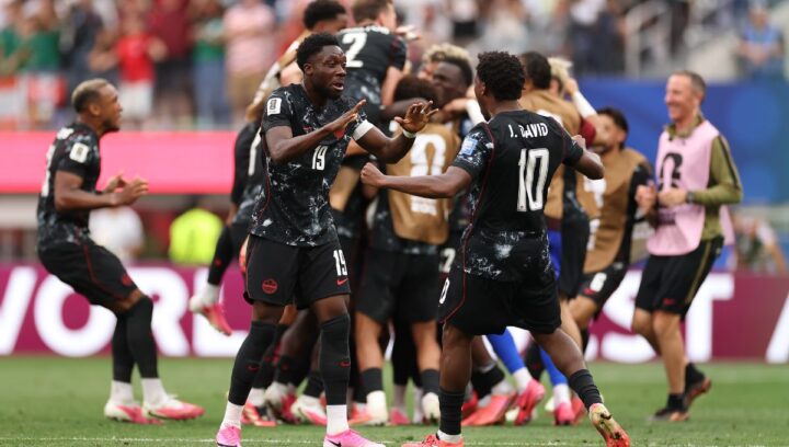 Canadá vence África do Sul nos acréscimos e é a primeira seleção nas oitavas da Copa