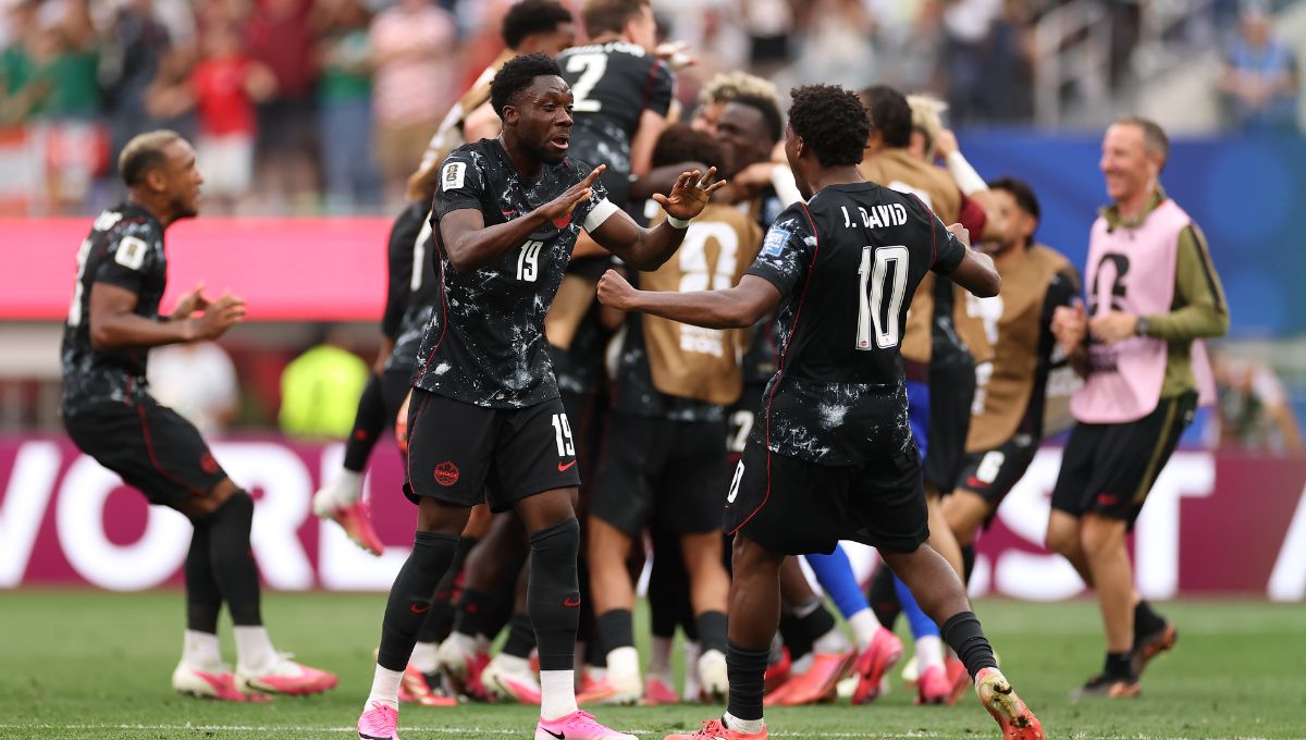 Canadá vence África do Sul nos acréscimos e é a primeira seleção nas oitavas da Copa