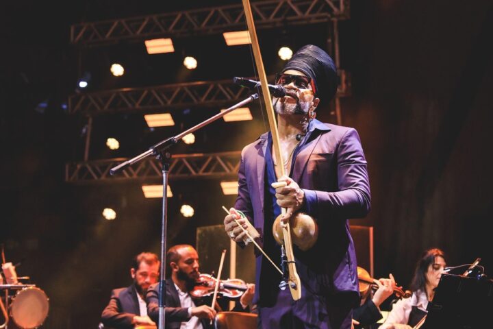 Carlinhos Brown anuncia álbum ao vivo com a Orquestra Ouro Preto gravado em Salvador