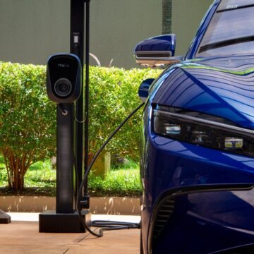 Lei que regulamenta recarga de carros elétricos em condomínios é promulgada na Bahia